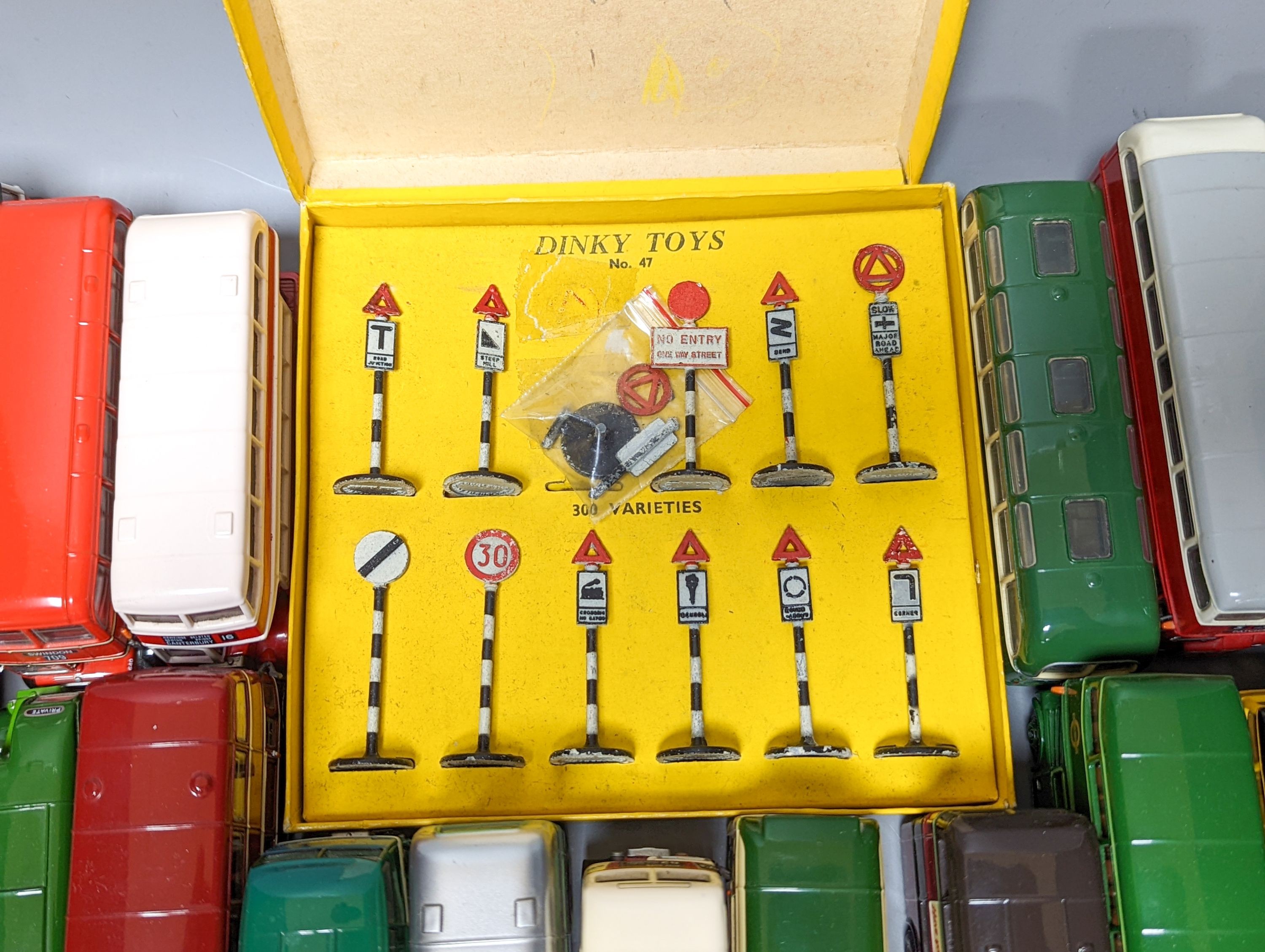 Cased Dinky road signs, Corgi and EFE model buses (29)